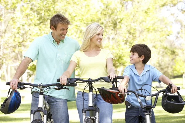 両親と息子のサイクルで公園に乗る — ストック写真
