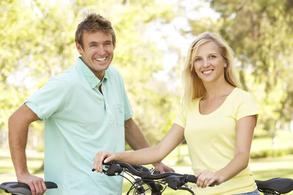 Young Couple Cycle Ride Park — Stock Photo, Image