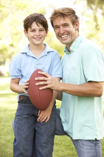 父亲和儿子在一起玩美式足球 — 图库照片
