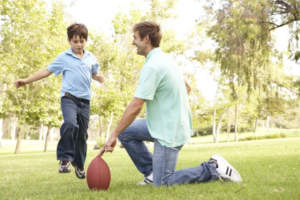 Père et fils jouant au football américain ensemble — Photo