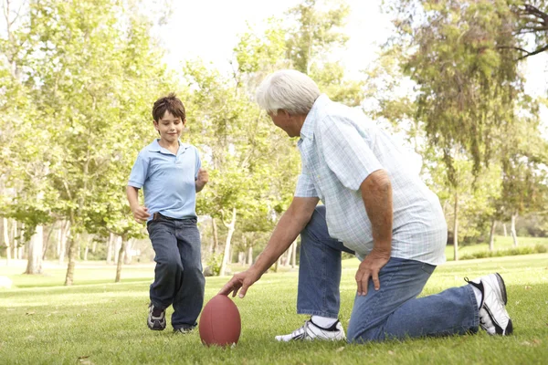 Dědeček a vnuk hrát americký fotbal — Stock fotografie