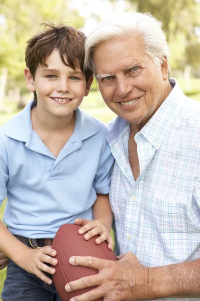 Nagyapa Unokája Együtt Játszanak Amerikai Futball — Stock Fotó