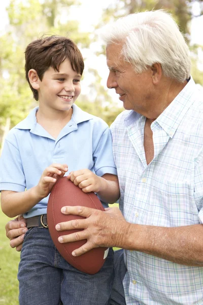 祖父と孫のアメリカン フットボールを一緒に遊んで — ストック写真