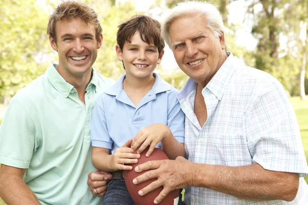 Baba ve oğul Amerikan futbolu başlayalım iskambil ile dedesi — Stok fotoğraf