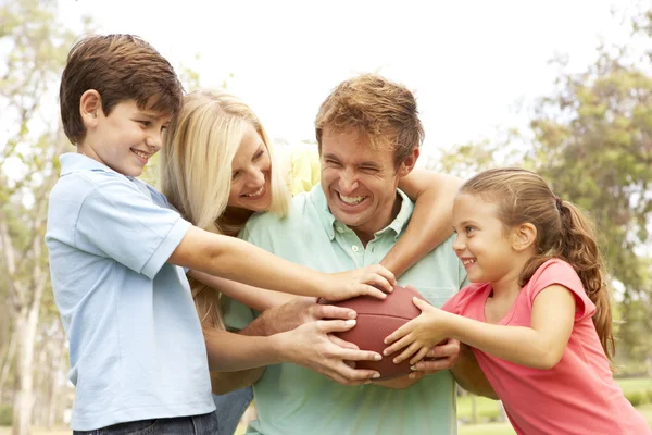 Семья Играет Американский Футбол Вместе Парке — стоковое фото