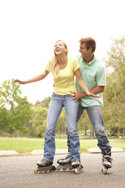 Paar in lijn dragen rolschaatsen in park — Stockfoto
