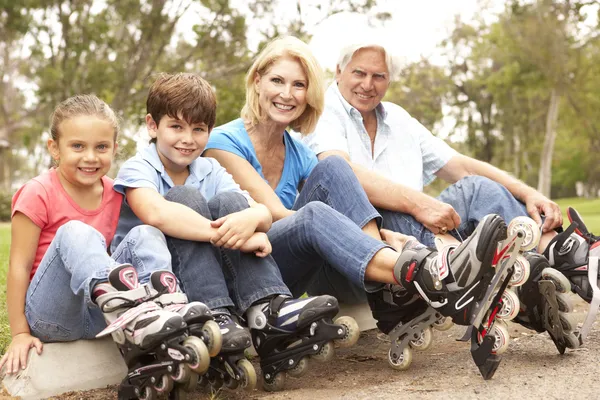 Far Och Morföräldrar Och Barnbarn Att Sätta Line Skridskor Park — Stockfoto