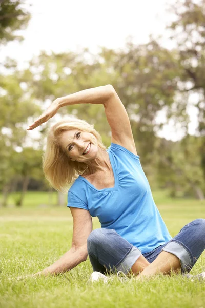 Senior Mulher Exercício no Parque — Fotografia de Stock