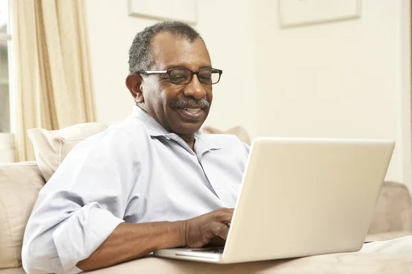 Homem Sênior Usando Laptop Casa — Fotografia de Stock