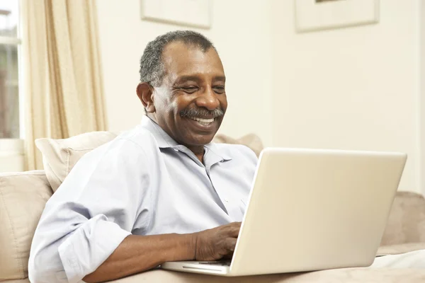 Senior Man Met Laptop Thuis — Stockfoto