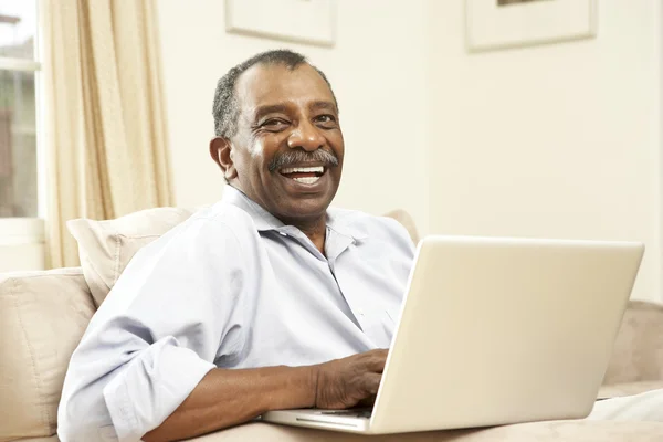 Senior Άνθρωπος Που Χρησιμοποιεί Φορητό Υπολογιστή Στο Σπίτι — Φωτογραφία Αρχείου