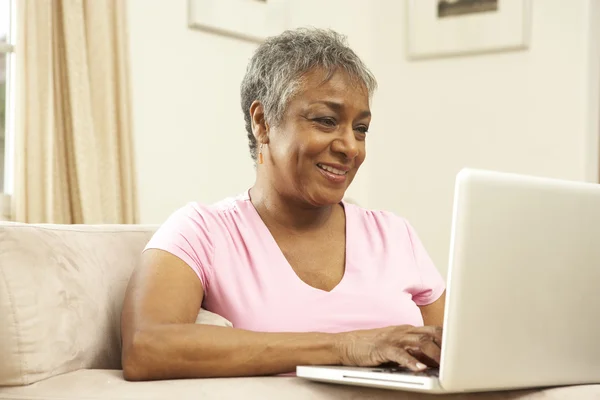 Evde Dizüstü Bilgisayar Kullanan Yaşlı Bir Kadın — Stok fotoğraf