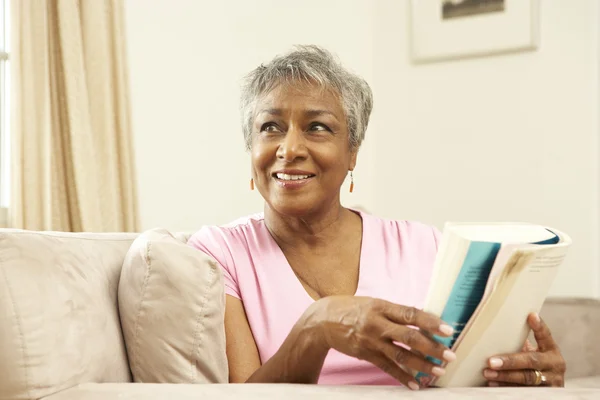 Ανώτερη Γυναίκα Διαβάζει Βιβλίο Στο Σπίτι — Φωτογραφία Αρχείου