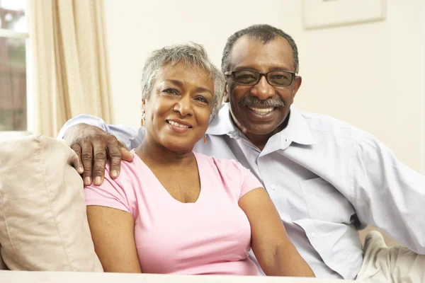 Senior coppia rilassante a casa insieme — Foto Stock