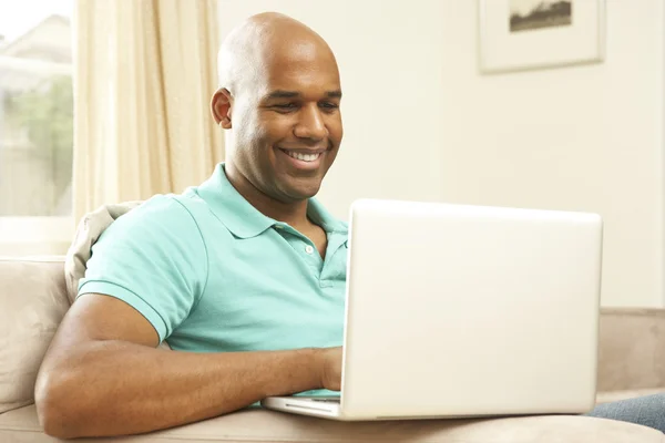 Laptopot használó férfi otthon — Stock Fotó