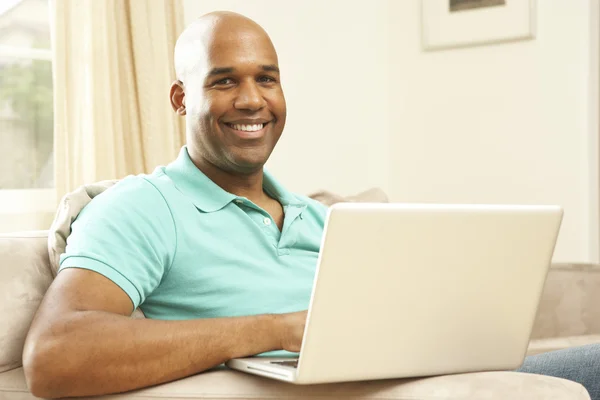 Man Using Laptop Home — Stock Photo, Image