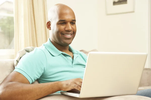 Mann benutzt Laptop zu Hause — Stockfoto