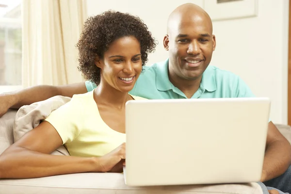 Par som använder laptop hemma — Stockfoto
