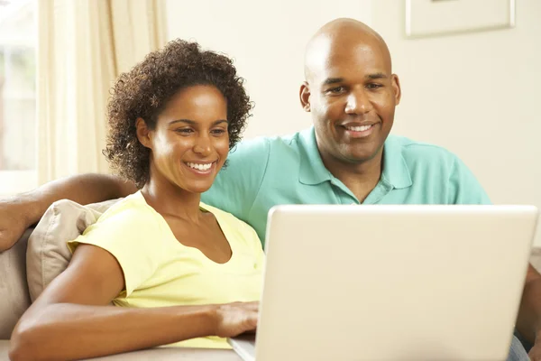 Couple Using Laptop At Home — Stock Photo, Image