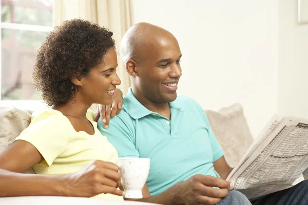 Paar entspannt zu Hause mit Zeitung — Stockfoto
