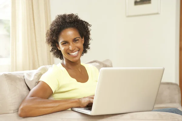 Mujer usando el ordenador portátil en casa —  Fotos de Stock