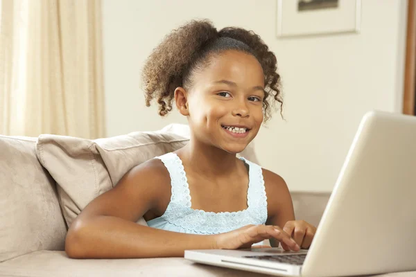 Młoda Dziewczyna Pomocą Laptopa Domu — Zdjęcie stockowe