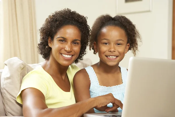 Mamma och dotter använder laptop hemma — Stockfoto