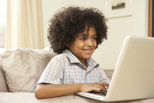 Młody Chłopak Pomocą Laptopa Domu — Zdjęcie stockowe