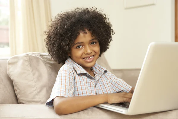 Ung Pojke Med Laptop Hemma — Stockfoto