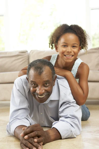 Abuelo y nieta jugando juntos en casa — Foto de Stock