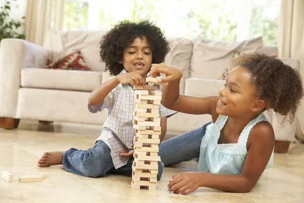 Fratello e sorella giocare gioco a casa — Foto Stock