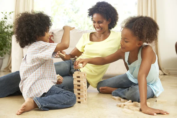兄と妹の自宅で母親と一緒にゲームをプレイ — ストック写真