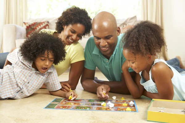 Familia jugando juego de mesa en casa —  Fotos de Stock
