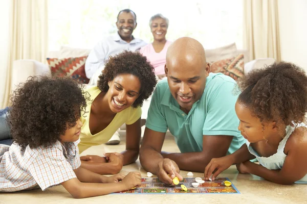 Οικογένεια Παίζει Επιτραπέζιο Παιχνίδι Στο Σπίτι Τους Παππούδες Βλέποντας — Φωτογραφία Αρχείου