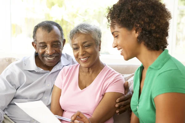 Senior koppel praten met financieel adviseur thuis — Stockfoto