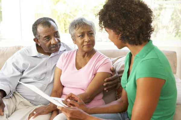 Seniorenpaar Gespräch Mit Finanzberater Hause — Stockfoto