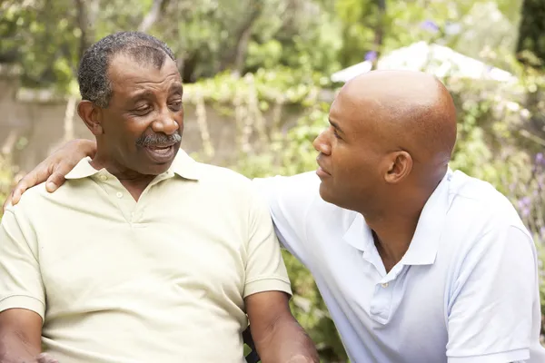 Uomo Anziano Avendo Una Conversazione Seria Figlio Adulto — Foto Stock