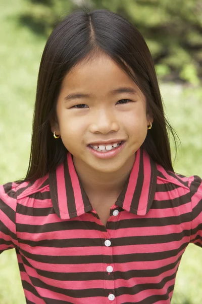 Portret Van Glimlachen Jong Meisje Buitenshuis — Stockfoto