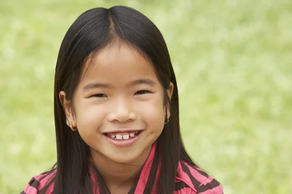 Portret van glimlachen jong meisje buitenshuis — Stockfoto