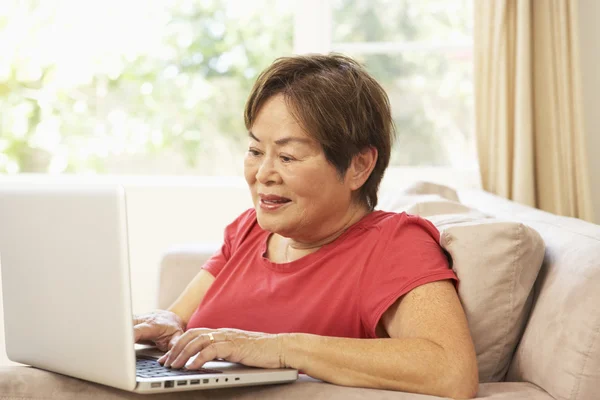 Seniorin Benutzt Laptop Hause — Stockfoto