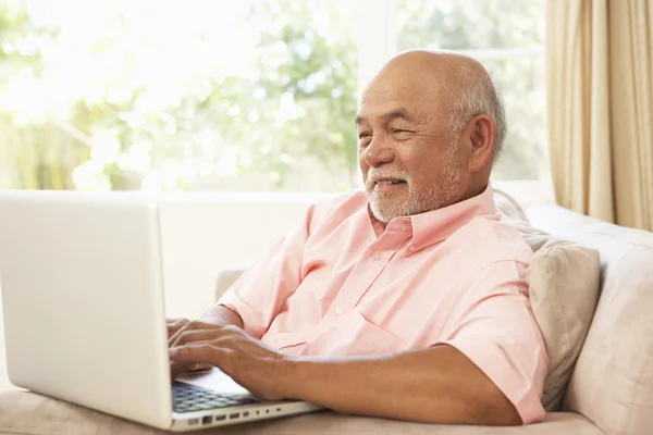 Uomo Anziano Che Utilizza Computer Portatile Casa — Foto Stock