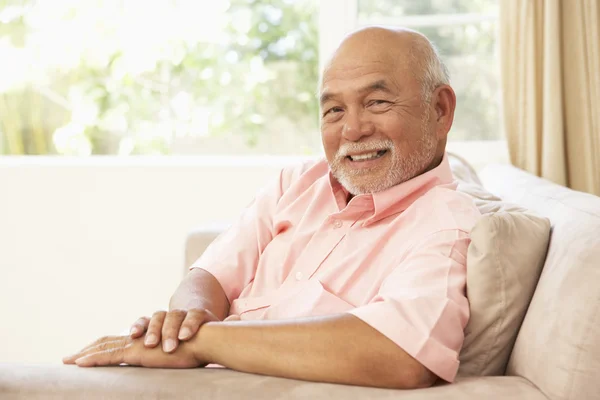 Uomo anziano rilassante in sedia a casa — Foto Stock