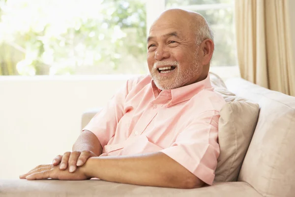 Senior Homem Relaxante Cadeira Casa — Fotografia de Stock