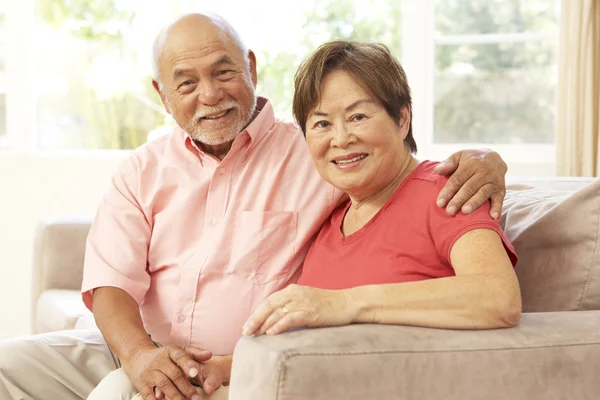 Äldre par avkopplande hemma tillsammans — Stockfoto