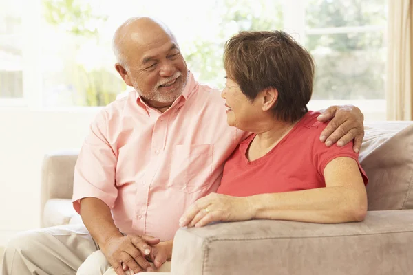 Seniorenpaar entspannt gemeinsam zu Hause — Stockfoto