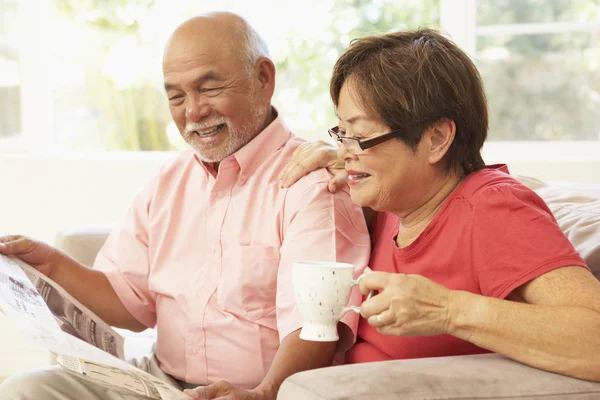 Senioren Die Thuis Krant Lezen — Stockfoto