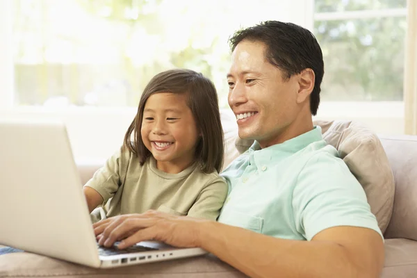 Vader Dochter Die Thuis Laptop Gebruiken — Stockfoto