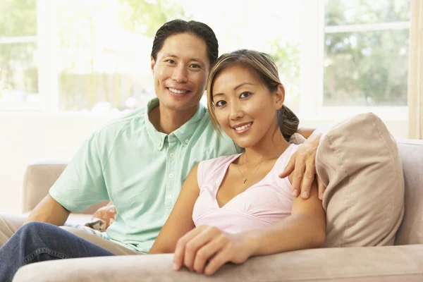Giovane coppia rilassante sul divano di casa — Foto Stock