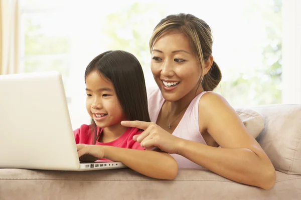 Moeder en dochter met laptop thuis — Stockfoto