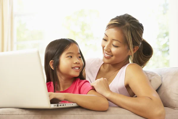 Anne Kızı Evde Dizüstü Bilgisayar Kullanıyorlar — Stok fotoğraf